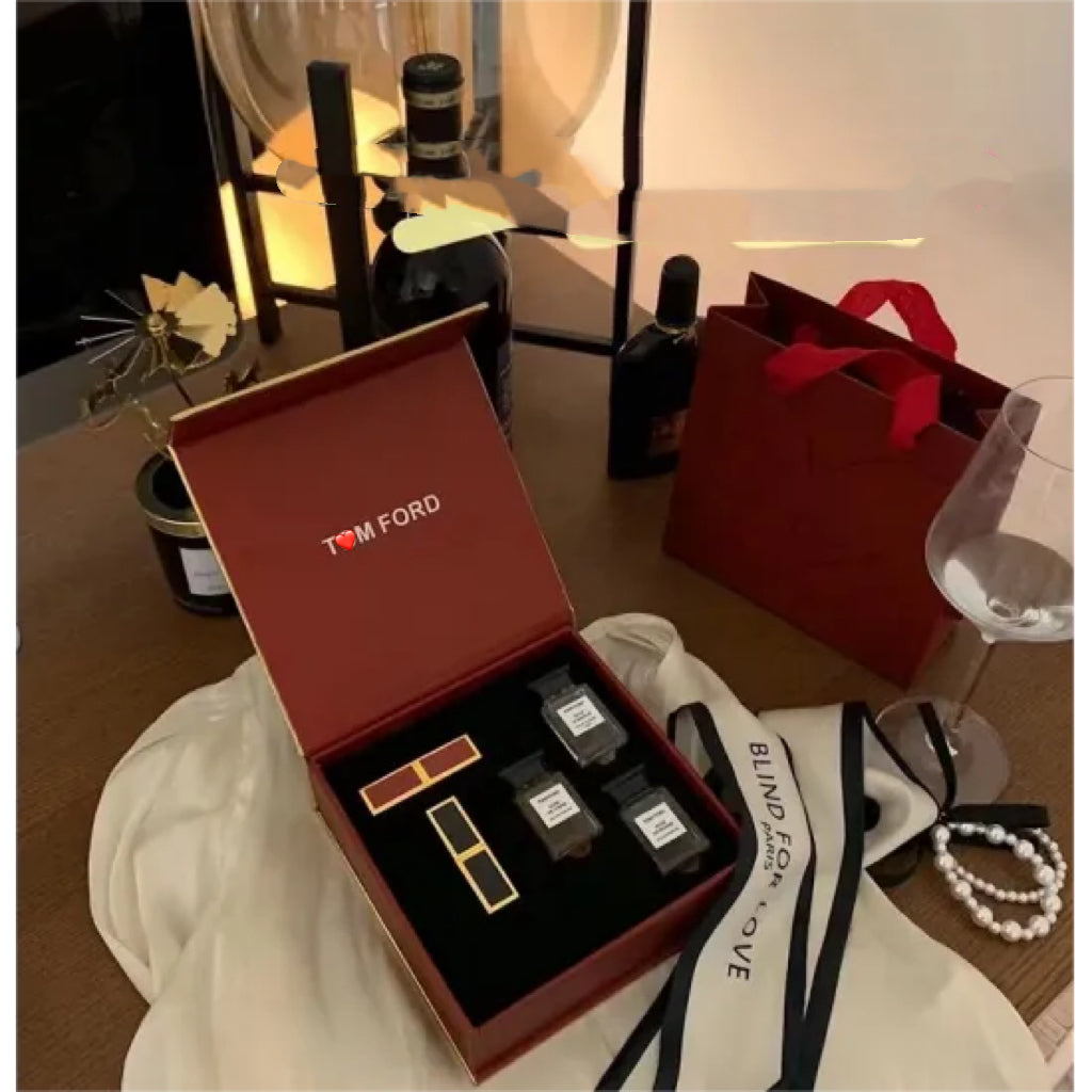 Set mit 3 Mini-Parfums und 2 Mini-Lippenstiften